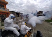Referencial. Personal encargado de fumigar contra los mosquitos un sector de Guayaquil.
