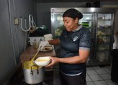 Sandra Arboleda lidera la cocina de la casa club de Sociedad Deportiva Aucas. Es ella una de las encargadas de preparar los alimentos y atender a los chicos en formación.