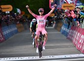 Momento en el que Tadej Pogacar llega primero en el Giro de Italia