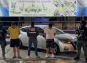 Policía captura a dos personas de nacionalidad colombiana que transportaban drogas en un vehículo.