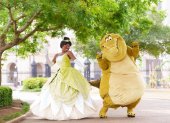 Fotografía cedida por Disney donde aparecen la princesa Tiana y el caimán Louis.