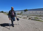 El migrante venezolano Jorge Briseño camina a lo largo del fronterizo río Bravo