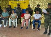 Se observan a dos fiscales, una acompañante y un soldado profesional liberados por las FARC-EP (Colombia).