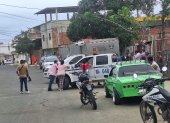 Escena. Sembraron terror en una calle del barrio Centenario y en un barrio vecino que quemaron una camioneta.