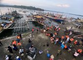 Pescadores filipinos y otros pasajeros antes de embarcar en la flotilla civil que zarpó hacia el atolón de Scarborough, en el mar de China Meridional, cuya soberanía reclaman Manila y Pekín.