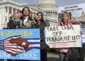 Congresistas y activistas durante manifestaciones a favor y en contra de la presencia de Cuba en la lista de países que no cooperan plenamente en la lucha contra el terrorismo.