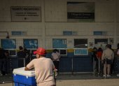 Decenas de hondureños pasan por la aduana de su país para ingresar a Guatemala en el puesto fronterizo de El Corinto.