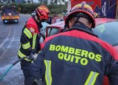 Los Bomberos usaron herramientas para rescatar a la persona atrapada, tras el siniestro en la vía Papallacta.