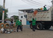 Personal de la Prefectura empezó a recoger los desechos este 18 de mayo.