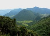 El Pululahua es el único volcán del mundo con producción agrícola en su caldera. Está ubicado a tan solo diecisiete kilómetros de la ciudad de Quito.