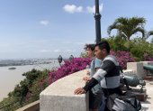 Balcón. Al subir hasta el faro del cerro Santa Ana, un imperdible es asomarse y ver el río Guayas. Los visitantes sugieren que se implementen estructuras para que den sombra.