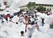 Hecho. Una fiesta con espuma fue la atracción principal de los niños.