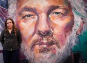 Stella Moris, mujer de Julian Assange, posando junto a un mural pintado en honor de su marido.
