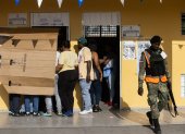 Votantes se protegen del sol en un centro de votación luego de una jornada de elecciones este domingo en Santo Domingo (República Dominicana). La tranquilidad y la ausencia de problemas fueron, junto al calor, los otros protagonistas de los comicios de este domingo en República Dominicana, en medio de un amplio dispositivo de seguridad desplegado en torno y dentro de los centros de votación para que los dominicanos eligieran a su presidente, su vicepresidente y sus legisladores para los próximos cuatro años. EFE/ Orlando Barría
