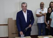 El presidente dominicano y candidato a la reelección, Luis Abinader, vota este 19 de mayo de 2024, en un centro electoral.