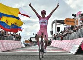 Tadej Pogacar festeja tras ganar su cuarta etapa del Giro. Tiene una ventaja de más de seis minutos sobre sus escoltas.