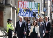 La editora jefe de Wikileaks, Kristinn Hrafnsson (2-izq) y Stella Assange, esposa de Julian Assange, en el exterior del Tribunal Superior durante la audiencia de apelación de extradición del fundador de WikiLeaks, en Londres, el 20 de mayo de 2024.
