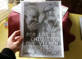 La portada de un libro en la que aparecen el expresidente uruguayo José Mujica (i) y el escritor uruguayo Mauricio Rosencof