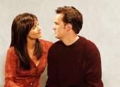 Courteney Cox y Matthew Perry, durante el rodaje de la serie de televisión "Friends", en 2001.