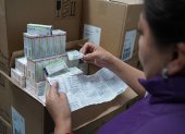 Personal del Ministerio de Salud Pública revisa la remesa de insulina adquirida por la Cartera de Estado.