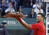 Djokic venció al alemán Yannick Hanfmann por 6-3 y 6-3 y celebró con un pastel de cumpleaños.