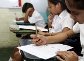 Imagen de archivo de alumnos de la escuela fiscal Isla San José rindiendo exámenes en un ciclo lectivo anterior.