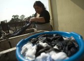 Quito. Una empleada doméstica aparece ocupada lavando ropa. Un estudio evalúa sus derechos laborales.