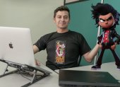 El diseñador ecuatoriano y director de Killa Zinga Games, Danny Oñate, posa con una representación del personaje protagonista del videojuego Capac Heroes.