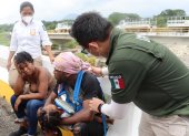 Oaxaca. Personal de Migración de México habla con migrantes.