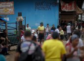 Migrantes mientras descansan en Lajas Blancas (Panamá), cerca a una estación de recepción migratoria,