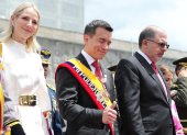 El presidente ecuatoriano, Daniel Noboa (c), acompañado de su esposa, Lavinia Valbonesi (i), y el presidente de la Asamblea Nacional, Henry Kronfle (d), sale tras presentar su primer informe a la nación, este viernes en Quito (Ecuador).