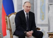 El presidente ruso Vladimir Putin asiste a una reunión con el presidente bielorruso Alexander Lukashenko