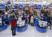 Autoservicio.- Personas comprando en el supermercado Walmart.