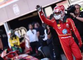El monagesco Charles Leclerc celebras tras conseguir el mejor tiempo en la fase preliminar lde Gran Premio de Mónaco con lo que saldrá primero este domingo 26 de mayo en la prueba oficial.