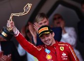 El piloto de 26 años de edad levantan por primera vez el titulo de la competencia de su país en el que se impuso al mismo líder Mundial, Max Verstappen.