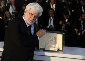 George Lucas posa con su Palma de Oro Honorífica.