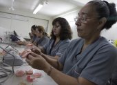 Emprender.- Adultos mayores aprenden a elabora prótesis dentales.