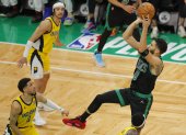 Jayson Tatum (d) fue el jugador del partido por los 36 puntos que uparon la victoria.