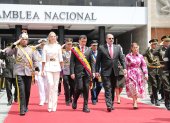El presidente ecuatoriano, Daniel Noboa (c), acompañado de su esposa, Lavinia Valbonesi (i), y el presidente de la Asamblea Nacional, Henry Kronfle (d), sale tras presentar su primer informe a la nación.
