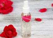 Referencial. El agua de rosas es un líquido empleado para limpiar la grasa facial
