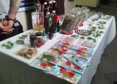 Sobre una mesa había tres reposteros de plásticos trasparentes con tapa roja y su interior contenía una sustancia color verdosa.