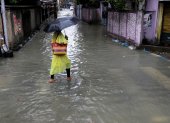 Una mujer cruza por un sector de Nueva Delhi completamente inundada.