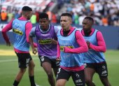 Alexander Bolaños (d) ya no entrena con el plantel principal de los rayados.