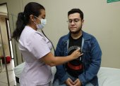 Referencial. Una enfermera ausculta a un paciente en un consultorio médico particular.