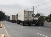 Los tráileres que circulan por la vía a la costa lo hacen sin placa que los identifiquen. Residentes de la zona exigen mayor control de las autoridades a este tipo de automotores.