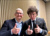 Captura de pantalla de una fotografía publicada en la cuenta de la red social Instagram del presidente de Argentina, Javier Milei, donde aparece el mandatario junto al consejero delegado de Apple, Tim Cook (i), este miércoles.