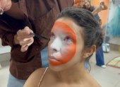 Selenne, el hada, interpretada por Michelle Zamudio, siendo preparada por el equipo de maquillaje
