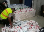 Acción. Momento en que se encuentra un contrabando de cigarrillos.
