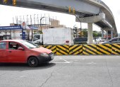 En la imagen, el muro que fue colocado debajo del nuevo viaducto de la avenida 25 de Julio.