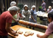 Pobladores preparan la "chochoca", comida tradicional de Chiloé en base a una masa de papa,